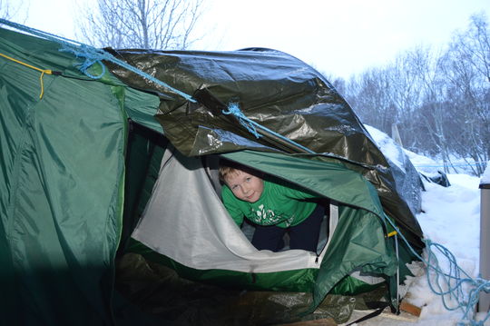 Konrad ligger i telt hver natt